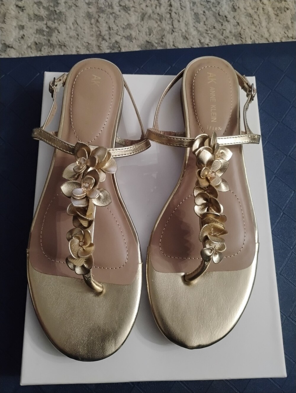Anne Klein Flavia Iflex Metallic Gold Floral Embellished Thong Sandals Sz 10 NEW - Picture 15 of 16